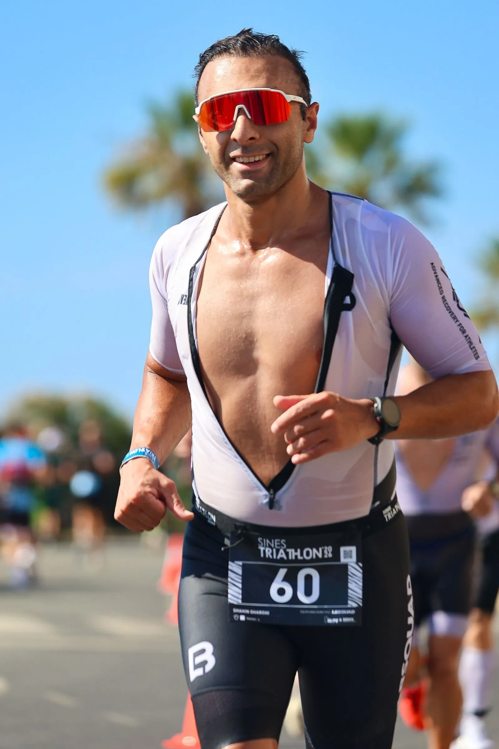 Shahin smiling on the run leg of the Sines Triathlon